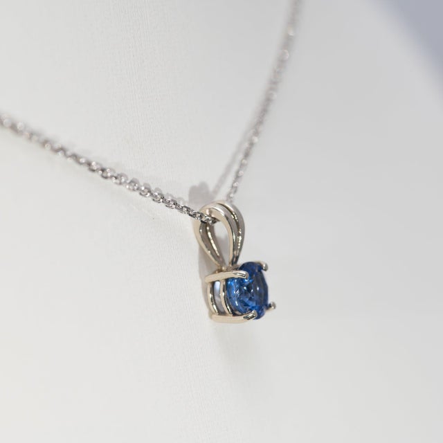 2020s Kyanite Pendant Necklace in Solid 14k Gold – Round 5mm Natural Blue Kyanite For Sale - Image 5 of 7