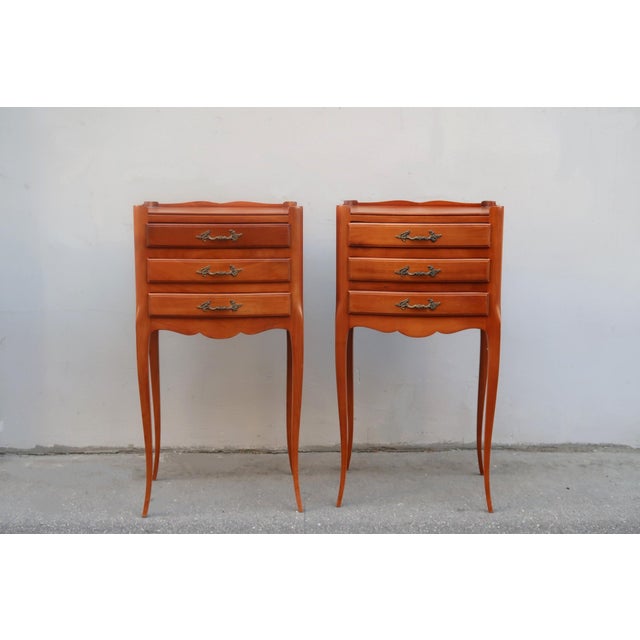 French 1960s Pair of French Louis XV Style Side Tables Nightstands For Sale - Image 3 of 13