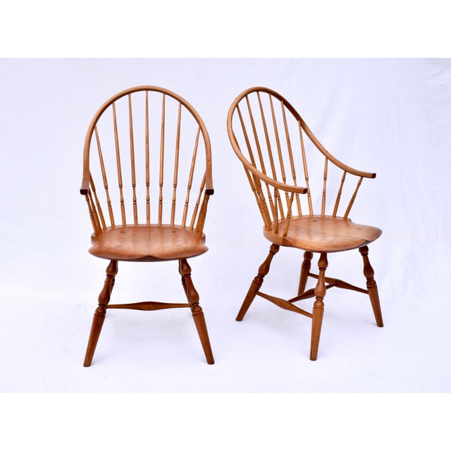 Thomas Moser Bespoke Set of Six Windsor Continuous Arm Chairs, Solid Cherry, 1990s For Sale - Image 4 of 13