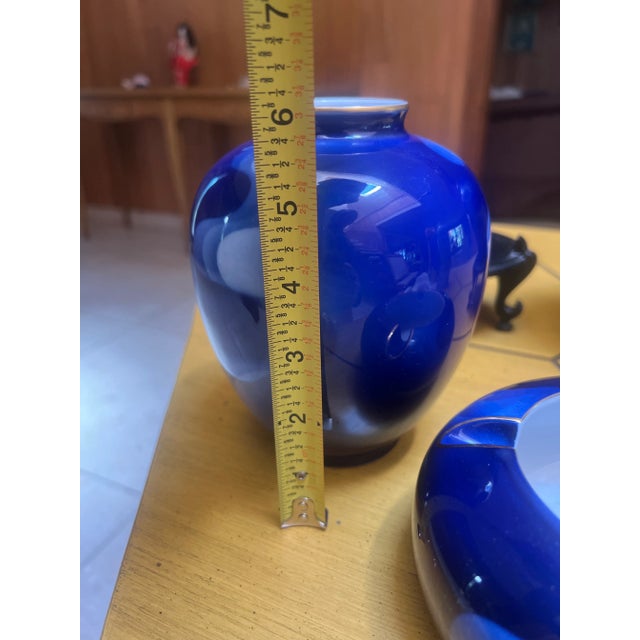 Mid 20th Century Pair of Cobalt Blue Jingdezhen Porcelain Vases With Matching Bowl – Mid-20th Century Chinese Export For Sale - Image 5 of 5