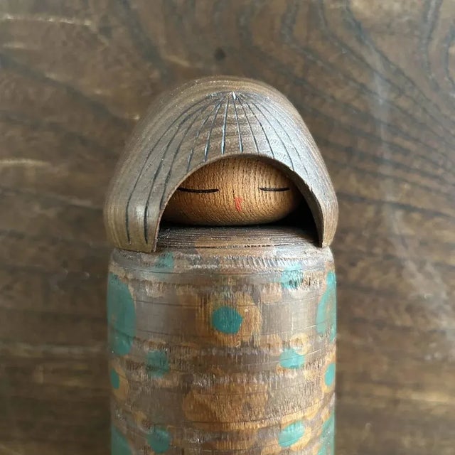 Beautifully stylized sosaku kokeshi crafted by Miyajima Muhitsu. A collector's item! Dimensions: height 19 cm, diameter 6...