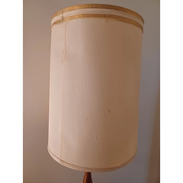 Cream Mid Century Modern Ceramic & Wood Table Lamp For Sale - Image 8 of 13
