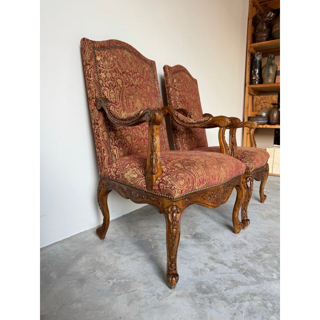 This elegant pair of vintage armchairs by Hickory, North Carolina, embodies the refined grace of the French Provincial...