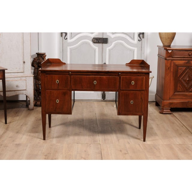 Italian 1820s Walnut and Mahogany Desk with Five Drawers, Pull-out and Banding For Sale - Image 4 of 12