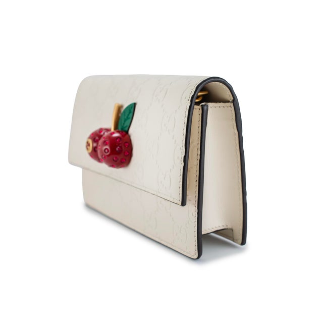 Modern Gucci Gg Guccissima White Mini Cherry Gold Tone Hardware Chain Shoulder Bag For Sale - Image 3 of 11