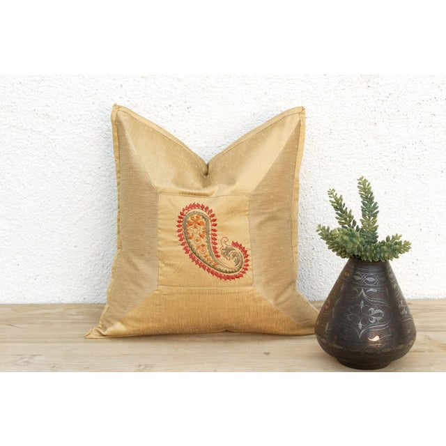 A refined decorative pillow cover from DE-COR's Contempo Paisley collection, crafted from a lustrous gold silk-blend...