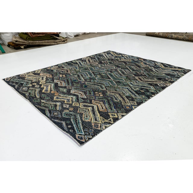 Modern African-Inspired Tulu Rug – Geometric Tribal Zig-Zag Hand-Knotted Wool For Sale - Image 11 of 11