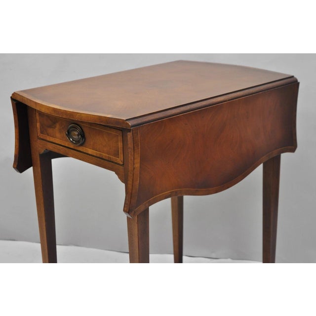 Vintage Baker Hepplewhite Style Mahogany Pembroke Dropleaf Lamp Side Table For Sale - Image 12 of 17