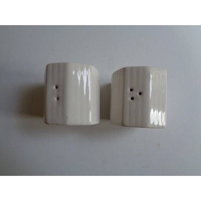 Adorable pair of vintage salt and pepper shakers in the shape of a barn. Made of ceramic. No maker's marks. Stoppers...