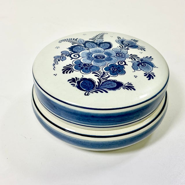 Delft 1940s Vintage Hollywood Regency Boho Chic Delft Hand Painted Covered Trinket Box For Sale - Image 4 of 13