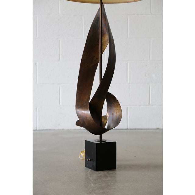 Harry Balmer Attributed Sculptural Brutalist Patinated Steel "Ribbon" Table Lamp, C. 1960s For Sale - Image 6 of 12