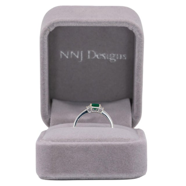 Colombian Emerald Ring With Earth-Mined Diamond Accents: Solid 14k Gold, Size 6.75 For Sale - Image 4 of 10