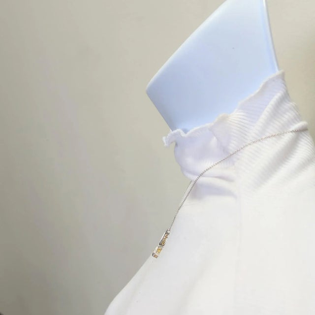 Contemporary White Diamond Pendant Necklace in 18k Gold For Sale - Image 3 of 9