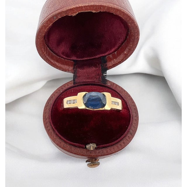 Vintage solitaire ring from the 1970s in 18 carat (750 thousandths) yellow gold. It is adorned with a natural sapphire of...