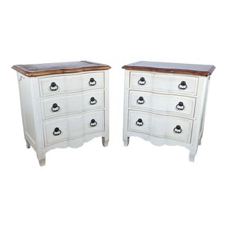 1990s Pair of Vintage Bassett Three Drawer Nightstands For Sale
