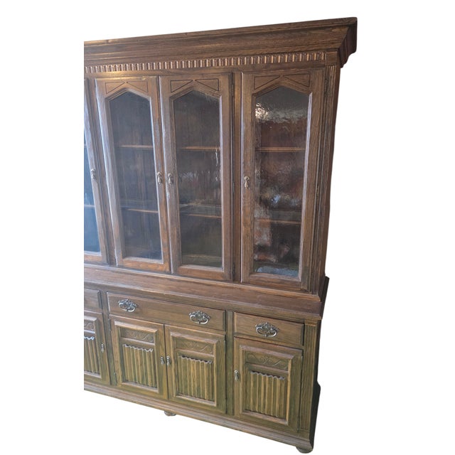 Ethan Allen 1970s Ethan Allen Jacobean Charter Oak Breakfront China Cabinet Hutch Display For Sale - Image 4 of 11
