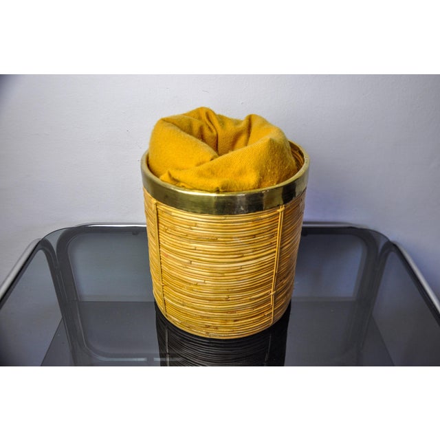 Very beautiful rattan and brass basket made in Italy in the 1970s. Round shape, mid-century modern style. Magnificent...