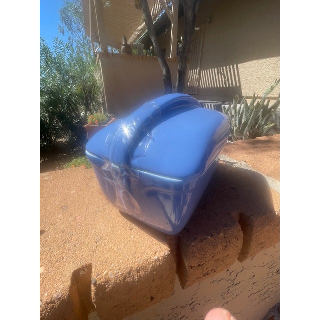 This vintage Hall ceramic refrigerator dish with lid is a beautiful addition to any kitchen. The rectangular shape and...