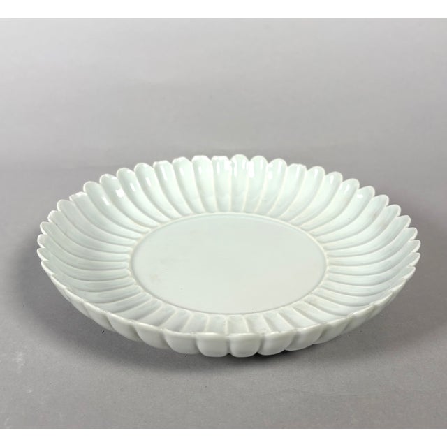 Coupe en porcelaine blanche monochrome dite "blanc-de-Chine" en forme de *fleur de lotus Epoque dynastie Qianlong...