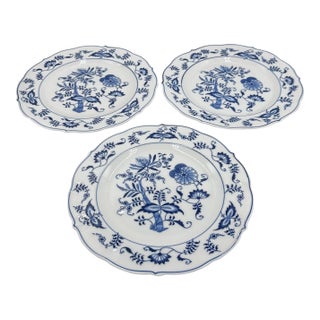 1950's Danube Blue Onion Blue & White Dinner Plate Set Ribbon Hallmark Logo - 3pcs For Sale