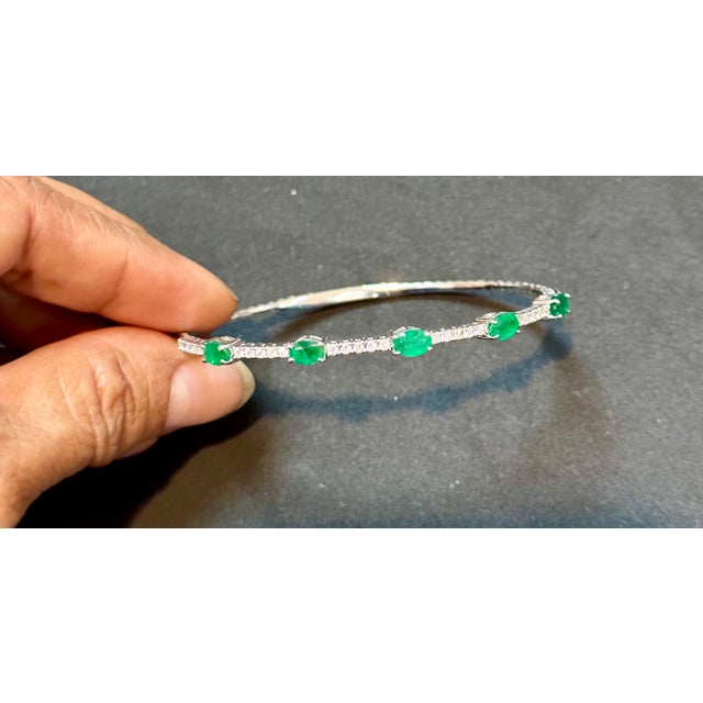 2 Carat Natural Brazilian Emerald & Diamond Bangle Bracelet 14 Karat White Gold For Sale In New York - Image 6 of 18