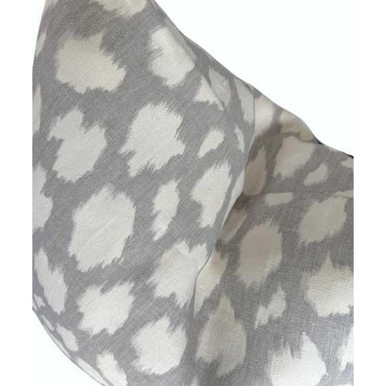 Contemporary Gray and White Kravet Linen Pillows - A Pair For Sale - Image 3 of 4