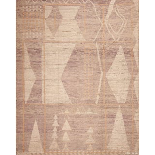 Nazmiyal Collection Light Neutral Warm Color Tribal Geometric Design Modern Area Rug For Sale