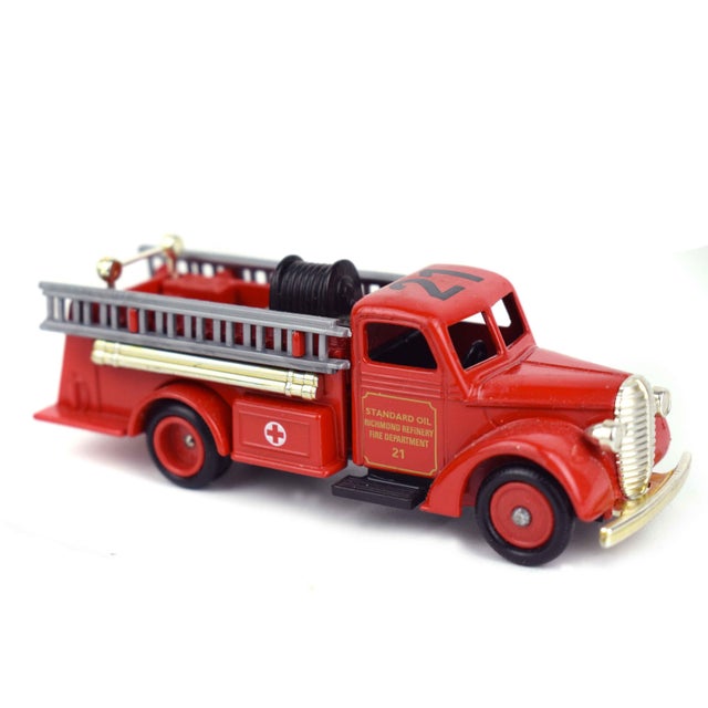 Red Late 20th Century Lledo Die-Cast Standard Oil & Service Vehicles Set of 3 - Made in England For Sale - Image 8 of 15