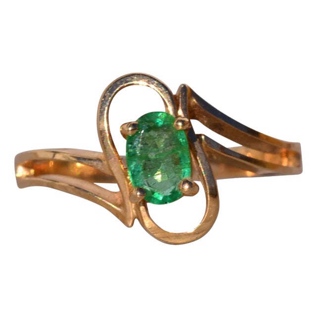 The Mango Tree: Natural Emerald Ring in Yellow Gold For Sale