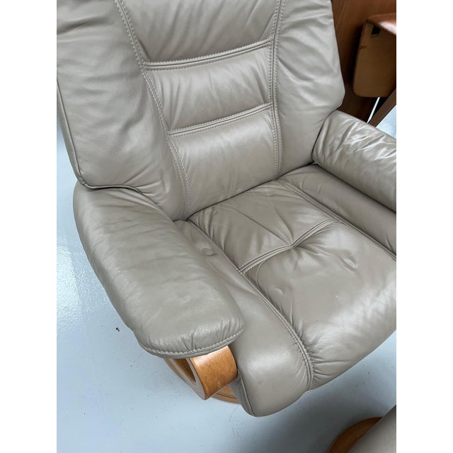 Animal Skin Set of Beige Leather Swivel Recliner Chair and Ottoman from Stressless, 2000s For Sale - Image 7 of 10