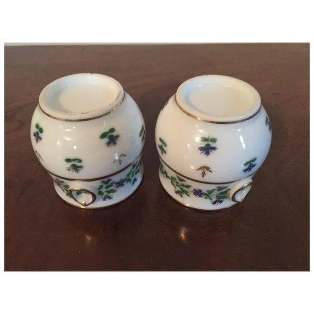 Antique French Empire 18th Century Paris Porcelain Pot De Creme Urn Vase Cup Sprig Cornflower - a Pair For Sale In New York - Image 6 of 8