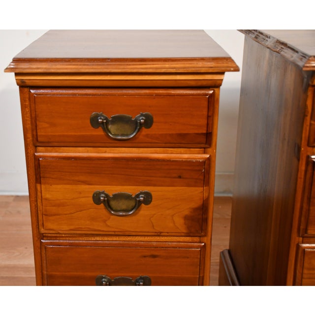 1930s Pair of English Cedar Wood Nightstands Bedside Tables For Sale - Image 6 of 18