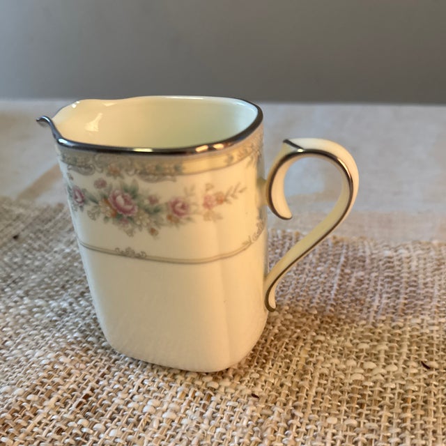 A charming example of mid-century Japanese porcelain craftsmanship, this Noritake creamer features the beloved Shenandoah...