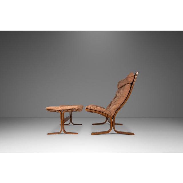 Introducing a rare early high-back "Siesta Chair" with matching ottoman in stunning original condition designed by the...