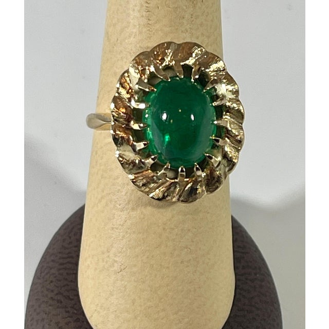 4.5 Carat Oval Emerald Cabochon 14 Karat Yellow Gold Cocktail Ring Vintage For Sale - Image 4 of 18