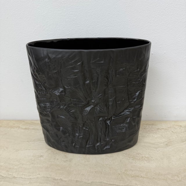 1970s Bisque Black Porcelain Paper Relief Vase by Martin Freyer for Rosenthal, 1970s For Sale - Image 5 of 17