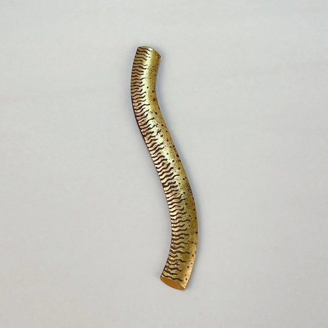 A fine Japanse Modernist Shakudo brooch. With an s-curved tubular form. By the renowned Japanese jewelry designer Hiroshi...