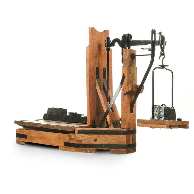 Libra pet twentieth century. Old balance of the twentieth century. This balance was fully restored by our craftsmen. Wood...