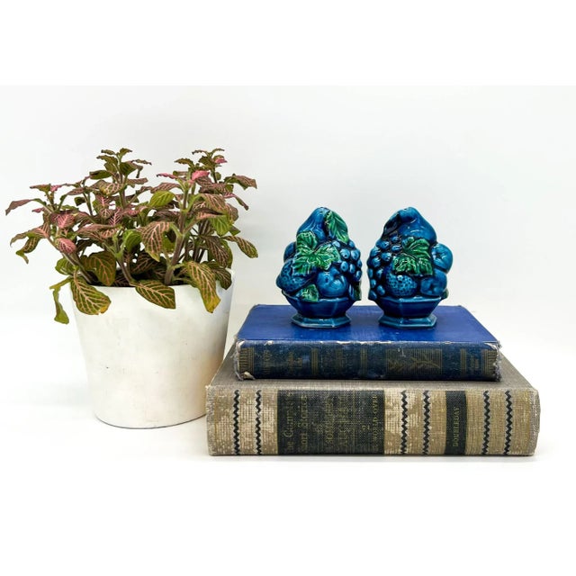 Stunning blue salt and pepper shakers made in the 1960s by Inarco in their Blue Mood Indigo pattern. Lovely detail with...