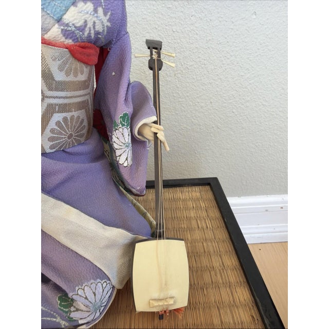 Japanese VTG Nishi & Co Japanese Geisha Doll in Ornate Kimono w/ Guitar on Bamboo Stand For Sale - Image 3 of 9