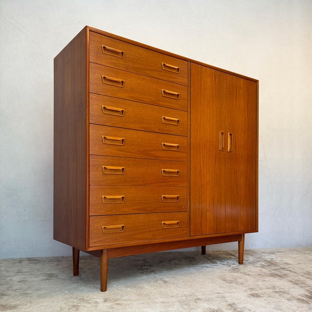 1960s Danish Modern Teak Gentleman's Dresser Cabinet, 1960s For Sale - Image 5 of 15