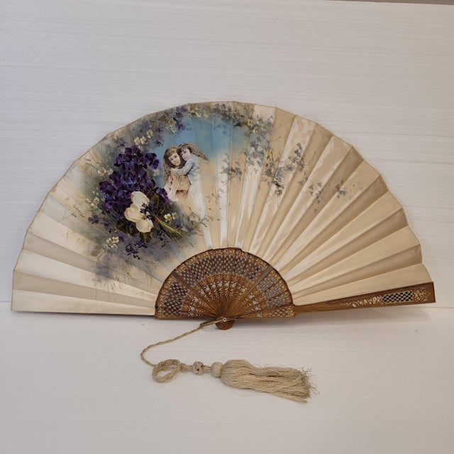 Large Romantic Pericón Fan in Painted Silk and Gilded and Silvered Wood, 1890s For Sale - Image 14 of 18