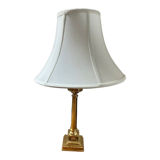 Late 20th Century Classic Polished Brass Table Lamp With Empire Shade – Traditional Neoclassical Style For Sale