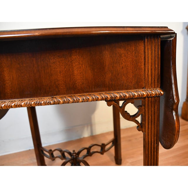 1950s English Chippendale Mahogany Drop-Leaf Side / Pembroke Table For Sale - Image 9 of 17