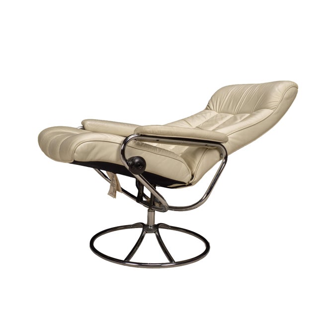 Authentic vintage Ekornes Stressless recliner, made in Norway in 1992, featuring the brand’s signature ergonomic design...