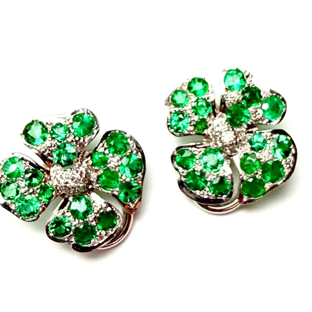 Emerald and Diamond 3.30 Carat 18 Karat Gold Floral 0.85 Inch Clip on Earrings - 2 Pieces For Sale - Image 10 of 13