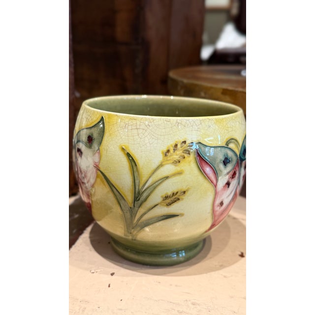 1960s Vintage Moorcroft Arum Lily Wide Mouth Vase Yellow Green Art Pottery England 4½ Inch For Sale - Image 5 of 8