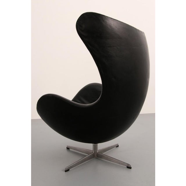 Egg Chair in Black Leather by Arne Jacobsen, 1960s For Sale - Image 9 of 14