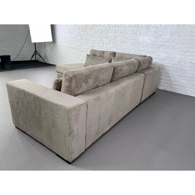 Bring a touch of modernity and comfort to your living room with this corner sofa. with its understated elegance, its...