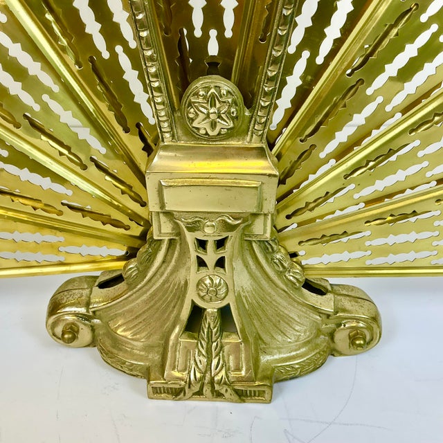 1950s Vintage English Edwardian Neoclassical Brass Peacock Fan Fireplace Screen. For Sale - Image 9 of 16